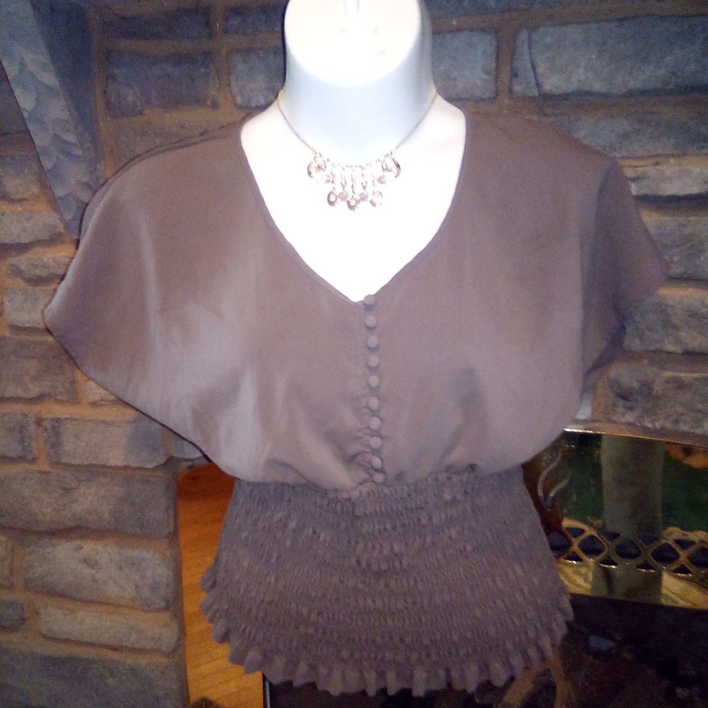 Beautiful taupe top!!!!  Will Slim you - Picture 6 of 8